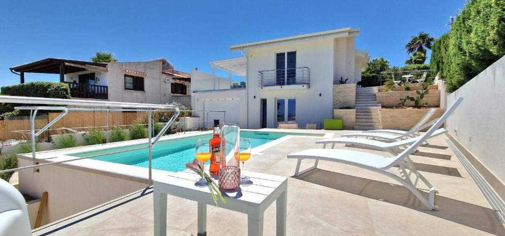 "Villa Taliala" met zeezicht, privéterras en privézwembad in Alcamo, Provincie Trapani