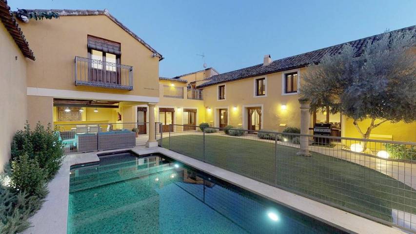 Casa rural para 17 personas, con piscina para niños y jardín además de vistas y piscina, Familias con niños en Las Herencias