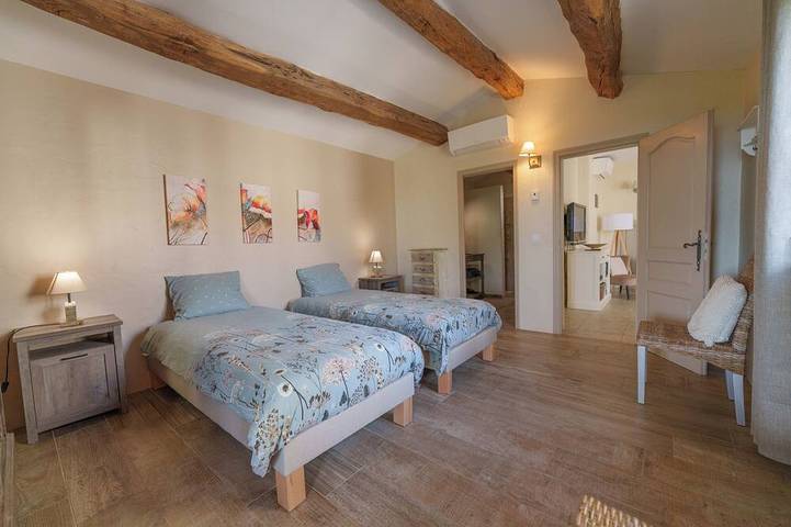 Location de vacances pour 8 personnes, avec terrasse et jardin à Tourtour - 2