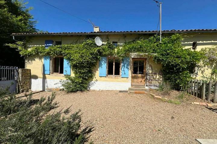 Location de vacances pour 7 personnes, avec Terrasse ainsi que Jardin et Piscine à Lezay