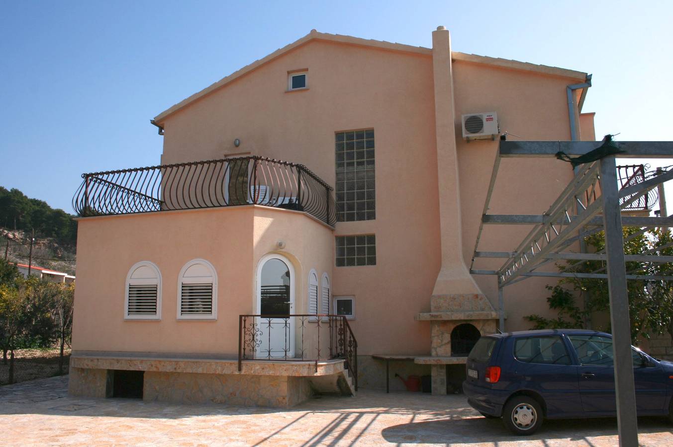 Ganze Wohnung, 2-Zimmer-Ferienwohnung mit Terrasse und Meerblick Duce, Omis A-4852-a in Dugi Rat, Omis-Riviera