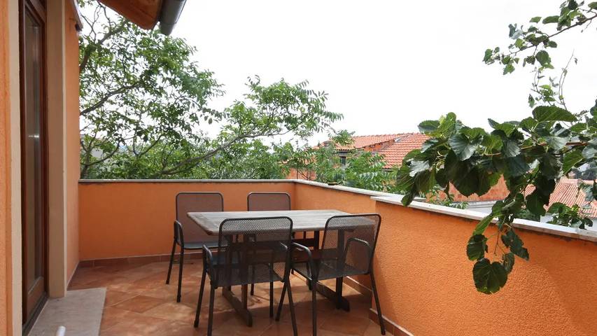 Location de vacances pour 6 personnes, avec terrasse à Tisno