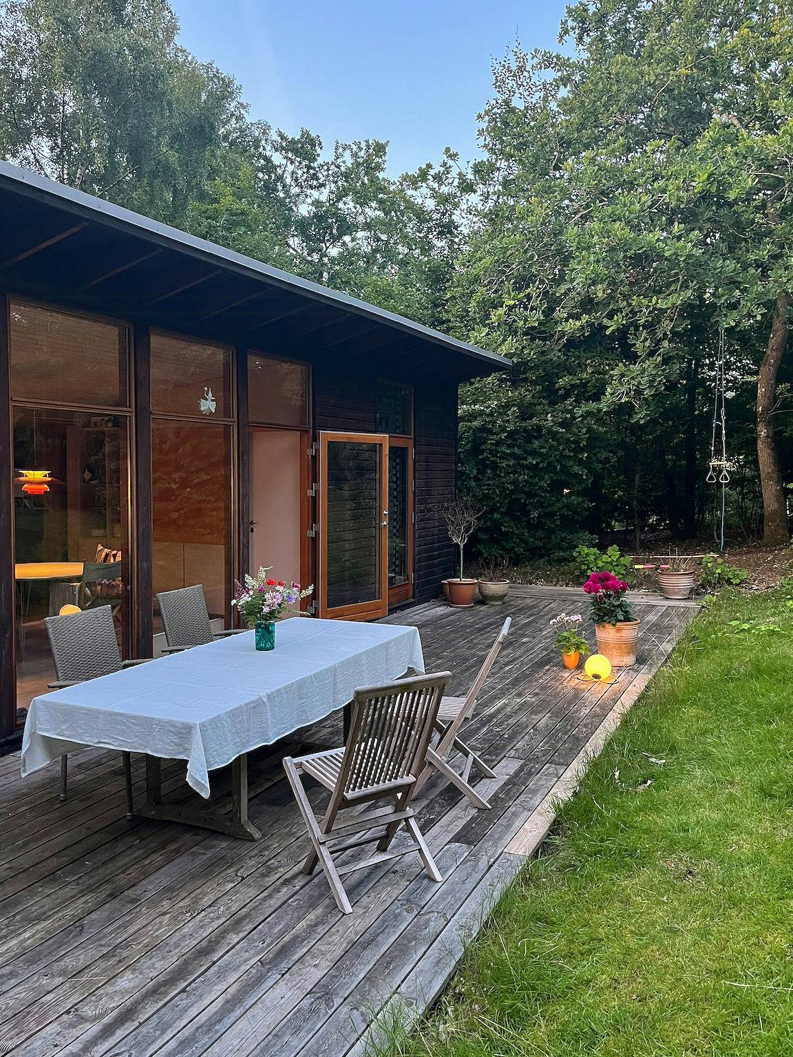 Arkitekttegnet træhus i Tisvilde Lunde in Tisvilde, Kattegat