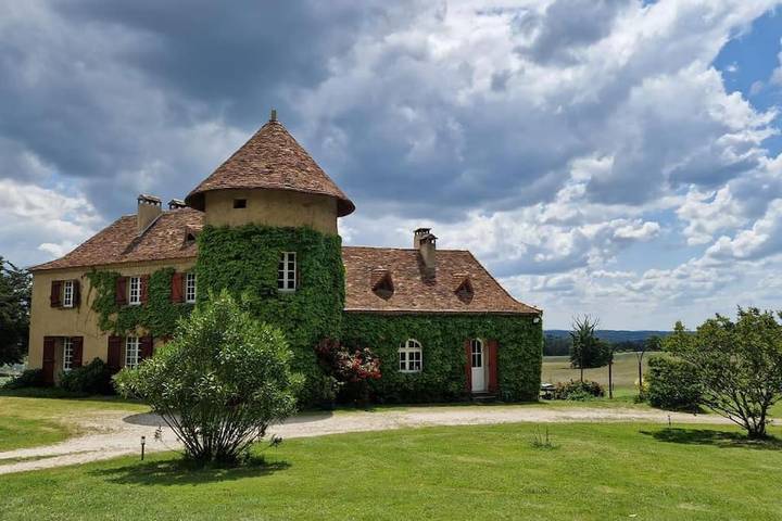 Location de vacances pour 12 personnes, avec Terrasse et Jardin ainsi que Piscine et Vue à Les Lèches