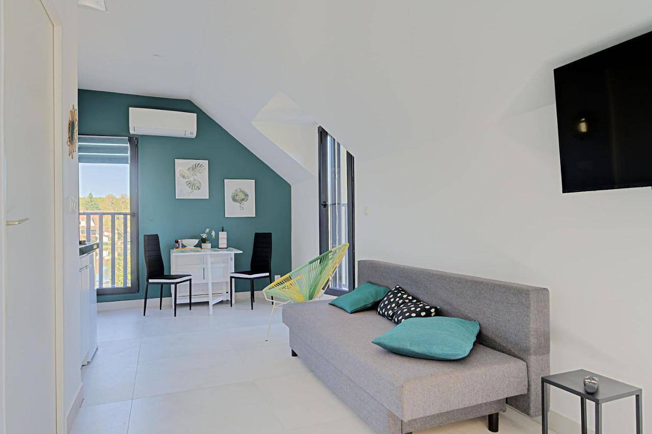Appartement entier, Face Au Lac - Climatisation - Rer - Parking - 406 in Saint-Rémy-lès-Chevreuse, Parc naturel régional de la Haute Vallée de Chevreuse