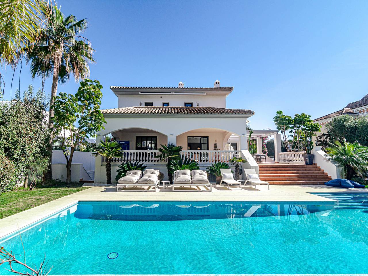 Luxurious Villa in San Pedro de Alcántara for 10 with Private Pool, Garden, and Garage in Playa de Cortijo Blanco, Marbella