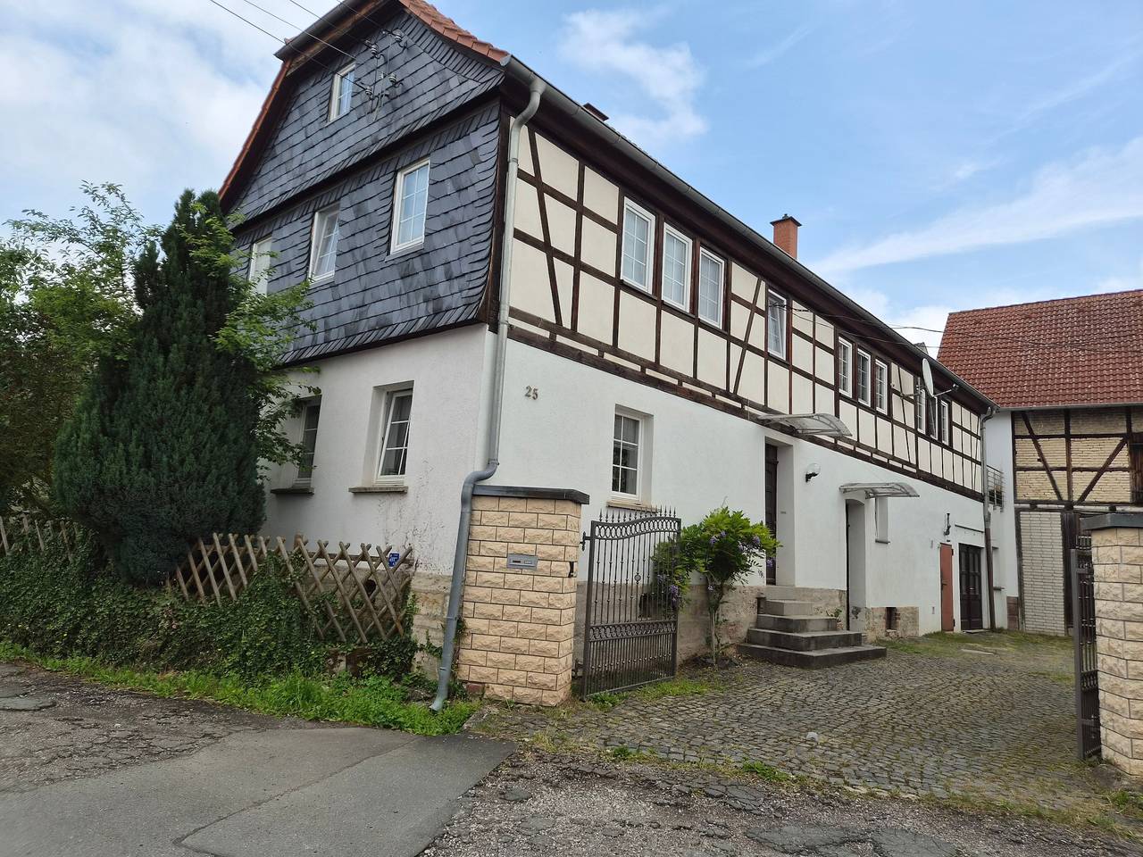 Ganze Wohnung, Ferienwohnung mit großer Terrasse und Blick ins Grüne in Gumperda, Saaleland