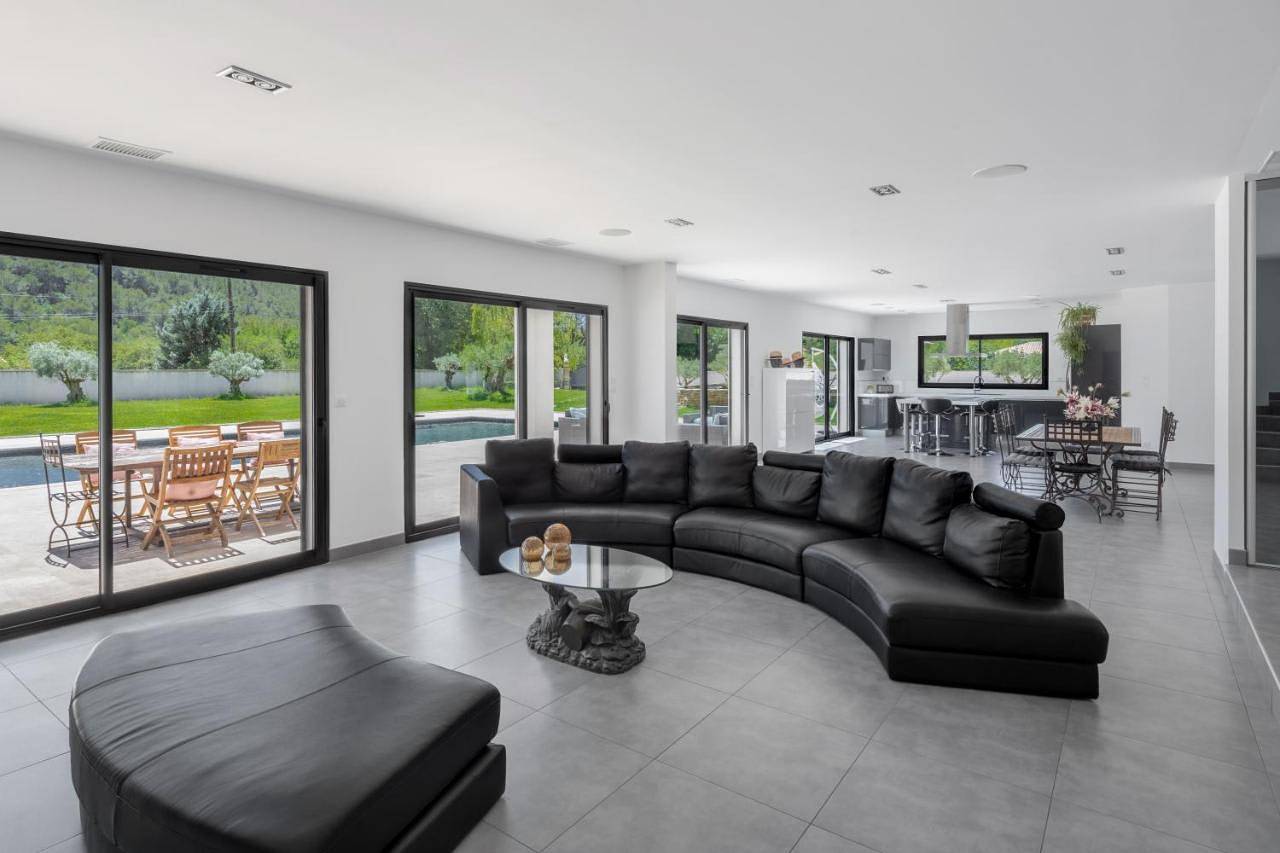 Villa with heated swimming pool, spa, gym and cinema in Cuges-les-Pins, Marseille region