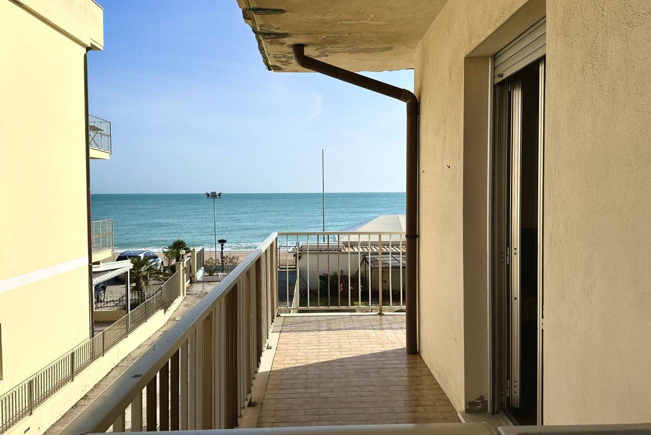 Ganze Wohnung, M223 - Marcelli, three-room apartment in the center and facing the sea in Marcelli, Riviera del Conero