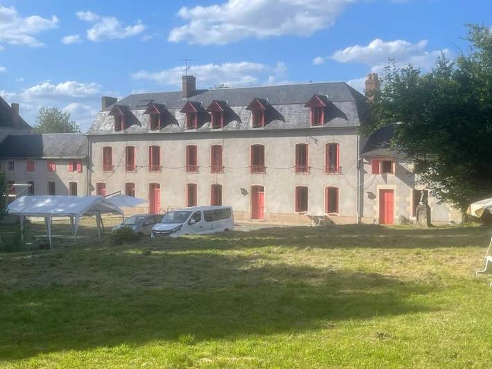 Maison de campagne pour 25 personnes, avec piscine ainsi que jardin et vue, animaux acceptés à Garchizy