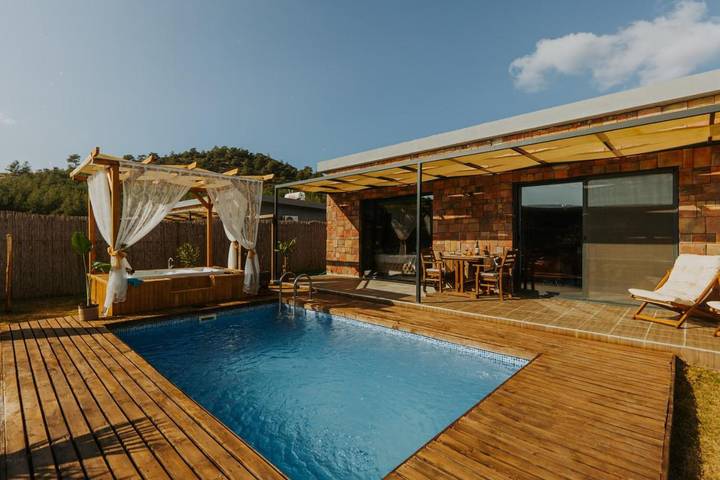 Chalet para 5 personas, con vistas además de jardín y piscina en Fethiye