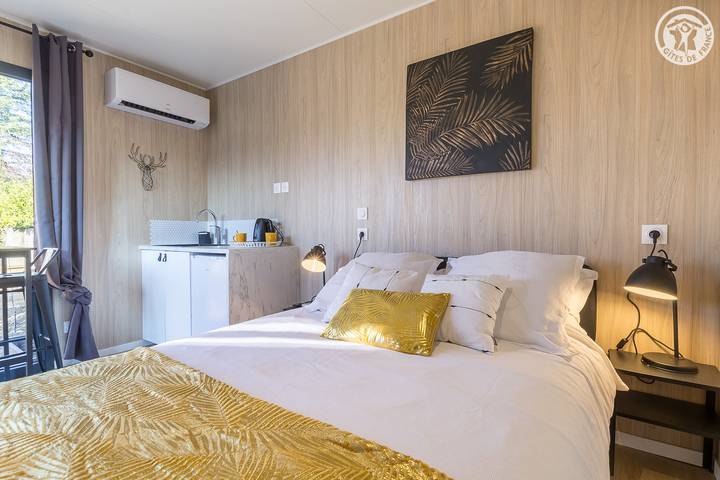 Gîte pour 2 personnes, avec Terrasse ainsi que Jardin et Piscine dans Lac du Bourget - 2