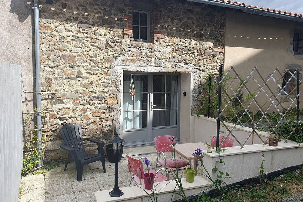 Gîte 2 pièces avec terrasse à 25 minutes du Puy du fou in Montournais, Fontenay-le-Comte