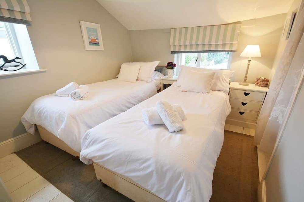 Perrymans Thatched Cottage Sleeps 6 | Dog Friendly in Devon