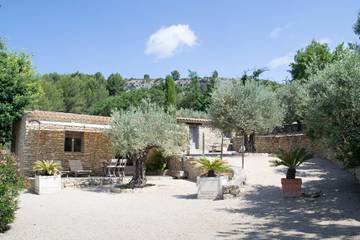 Gîte pour 4 personnes, avec jardin ainsi que piscine et terrasse, animaux acceptés à Joucas