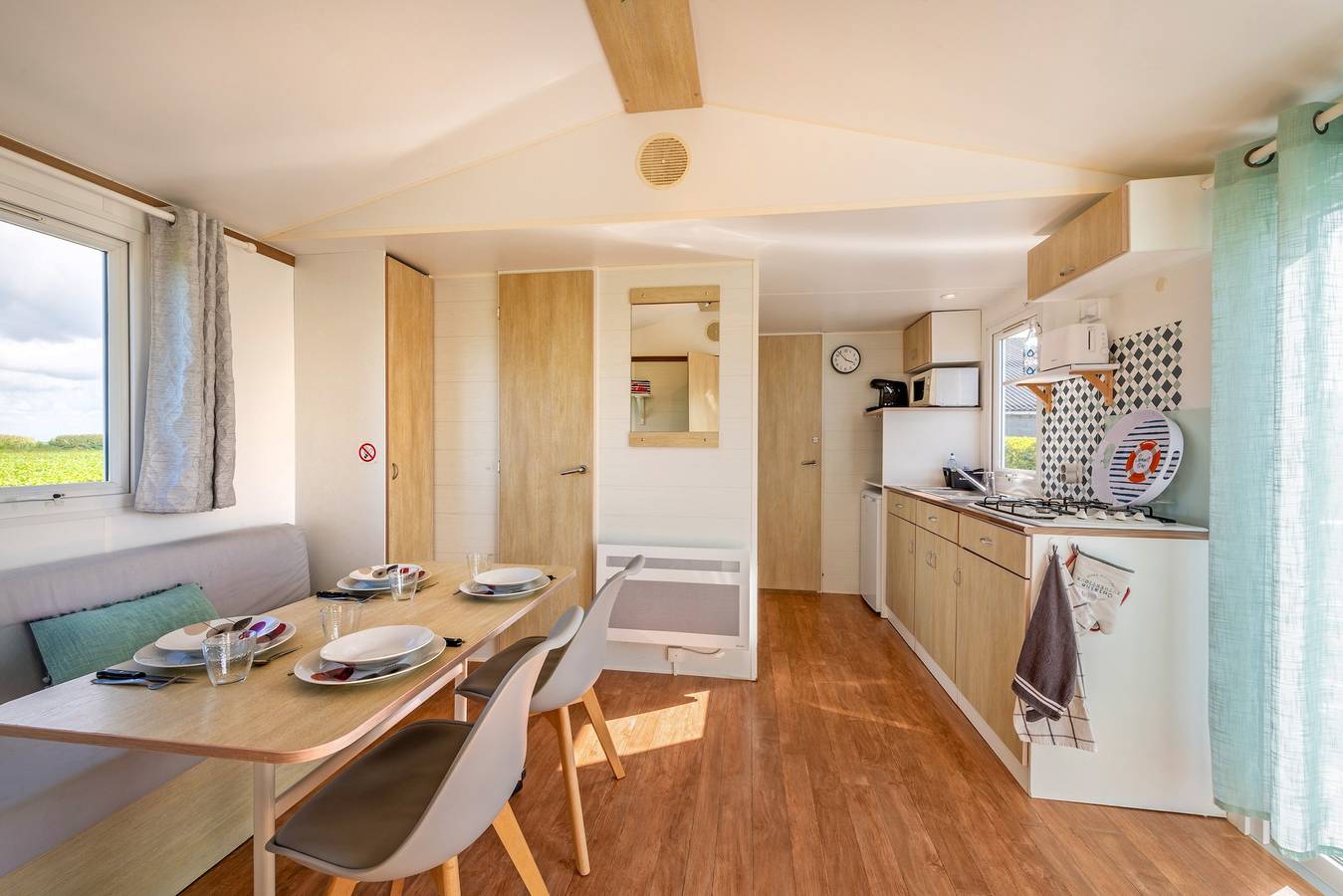 Appartement de vacances entier, Mobil-home 'Ty Reuniou' avec vue sur la mer, terrasse privée et jardin privé in Cléder, Ceinture Dorée