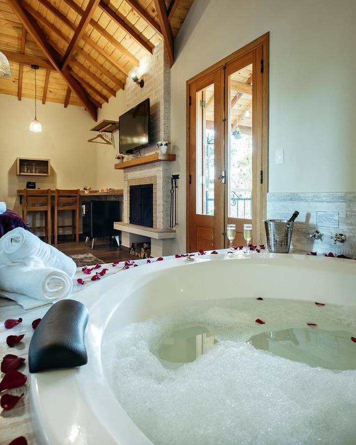 Lodge para 2 pessoas, com jacuzzi e terraço e ainda jardim em Monte Verde