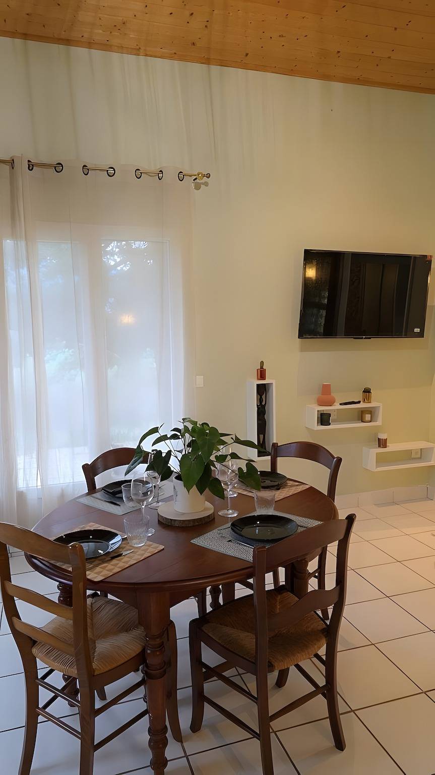 Ferienhaus 'Maisonnette Les Issignols' mit Bergblick, Wlan und Klimaanlage in Colombier-le-Vieux, Tournon-sur-Rhône und Umgebung