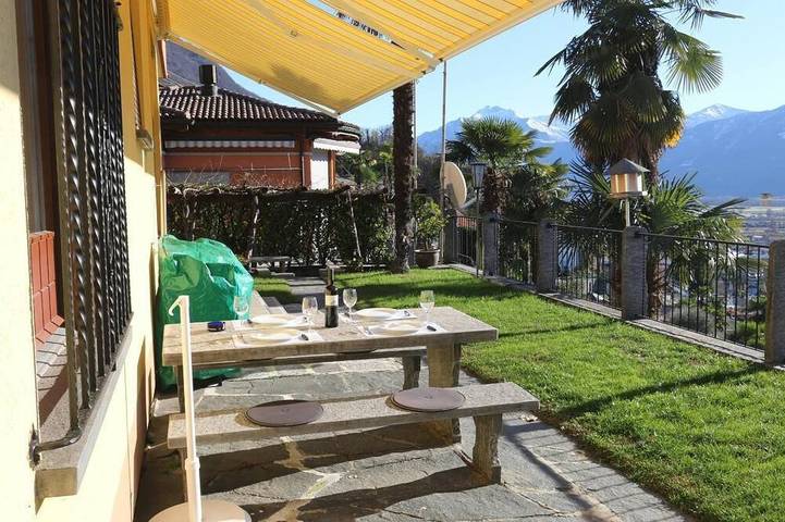 Ferienhaus für 4 Personen, mit Pool und Garten in Gordola