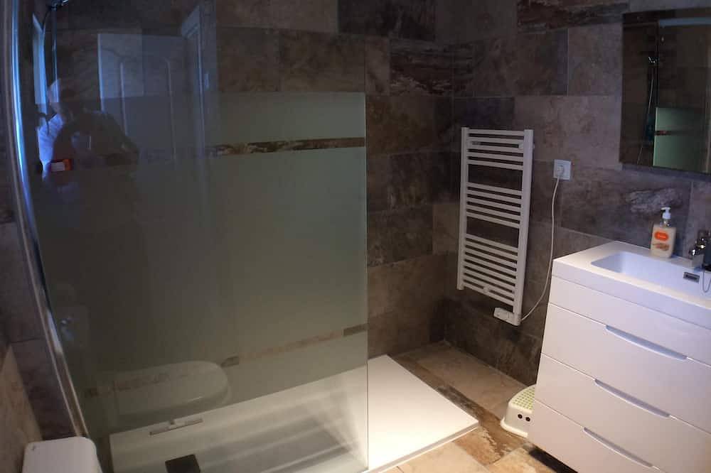 Una casa adosada en un pequeño desarrollo privado con piscina y jardines compartidos. in Las Marinas, Dénia