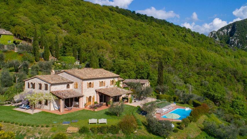 Agriturismo per 12 persone, con terrazza e piscina nonché giardino a Perugia