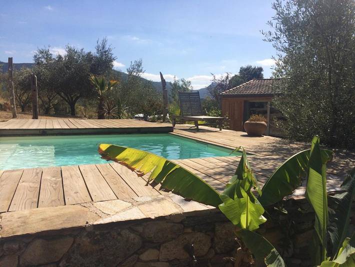 Location de vacances pour 4 personnes, avec Terrasse et Jardin ainsi que Piscine et Vue dans Gorges d'Héric