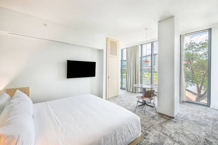 Hotel for 2 people, with pets in Gainesville