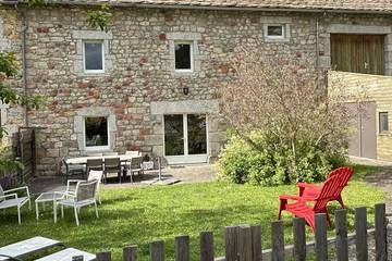 Gîte pour 8 personnes, avec jardin à Saint-Alban-sur-Limagnole