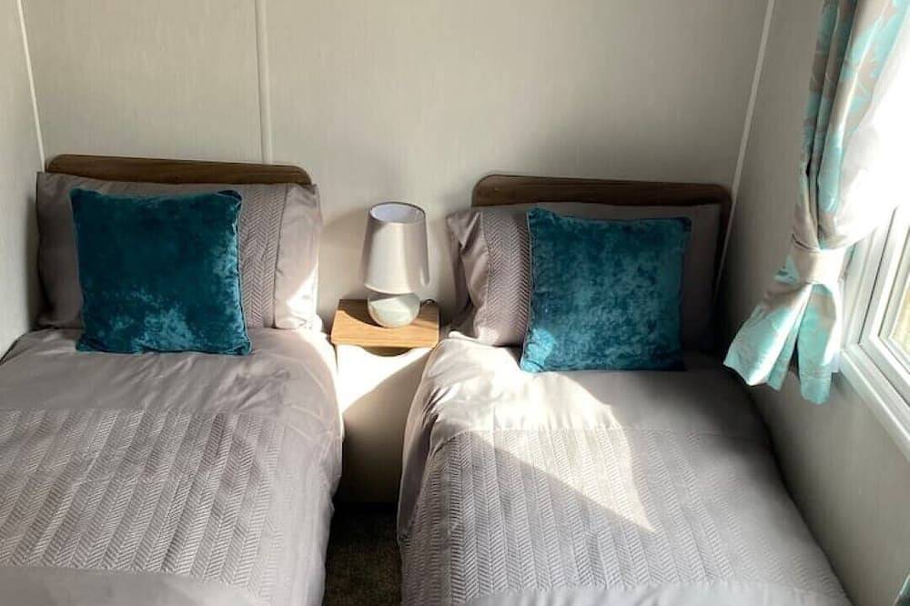 Deluxe, Spacious, Modern 3 Bedroom Holiday Home, Large Enclosed Decking Veranda in Edinburgh and Lothian
