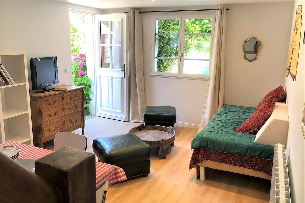 Small house in town center with large garden, quiet and comfortable, sleeps 2-4 in Sainte-Famille-en-Auge, Lisieux (Região)