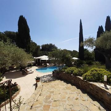 Chambre d’hôte pour 2 personnes, avec vue ainsi que piscine et jardin, animaux acceptés à Le Beausset