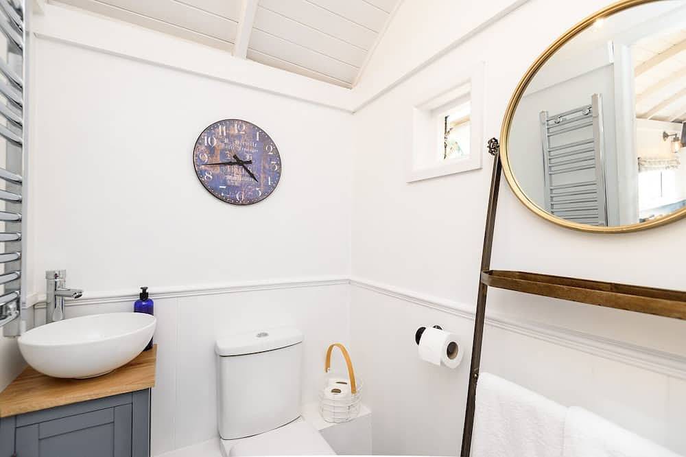 Luxury Coastal Shepherds Hut + hot tub, dining dome and outdoor kitchen. in Polperro, Cornwall