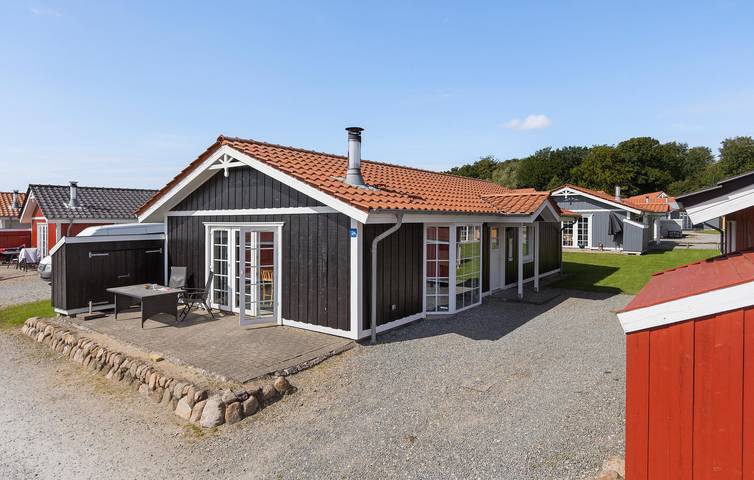 Feriehus for 8 personer, Terrasse og Jacuzzi i tillegg til Hage og Badebasseng i Gråsten