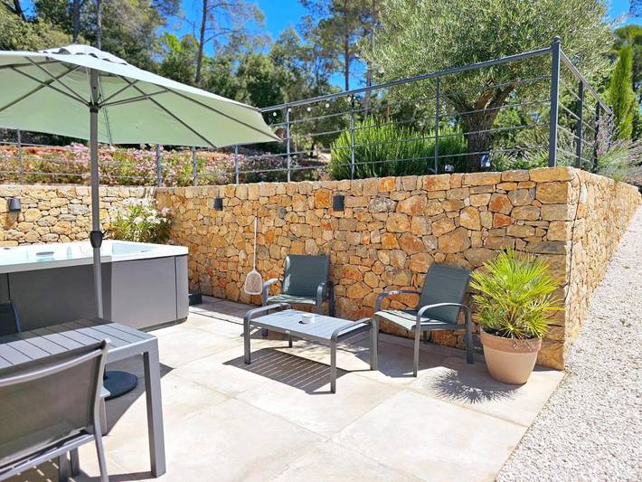 Location de vacances pour 2 personnes, avec terrasse ainsi que jardin et jacuzzi à Entrecasteaux - 2