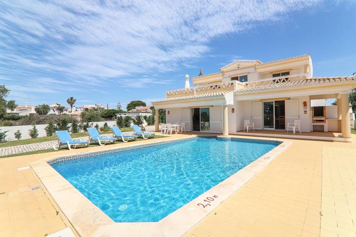 Villa Lauka with Balcony, Garden & Terrace; Parking Available in Guia, Faro District