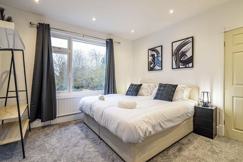 4 Bedroom Home sleeps 10 in Nottingham, East Midlands