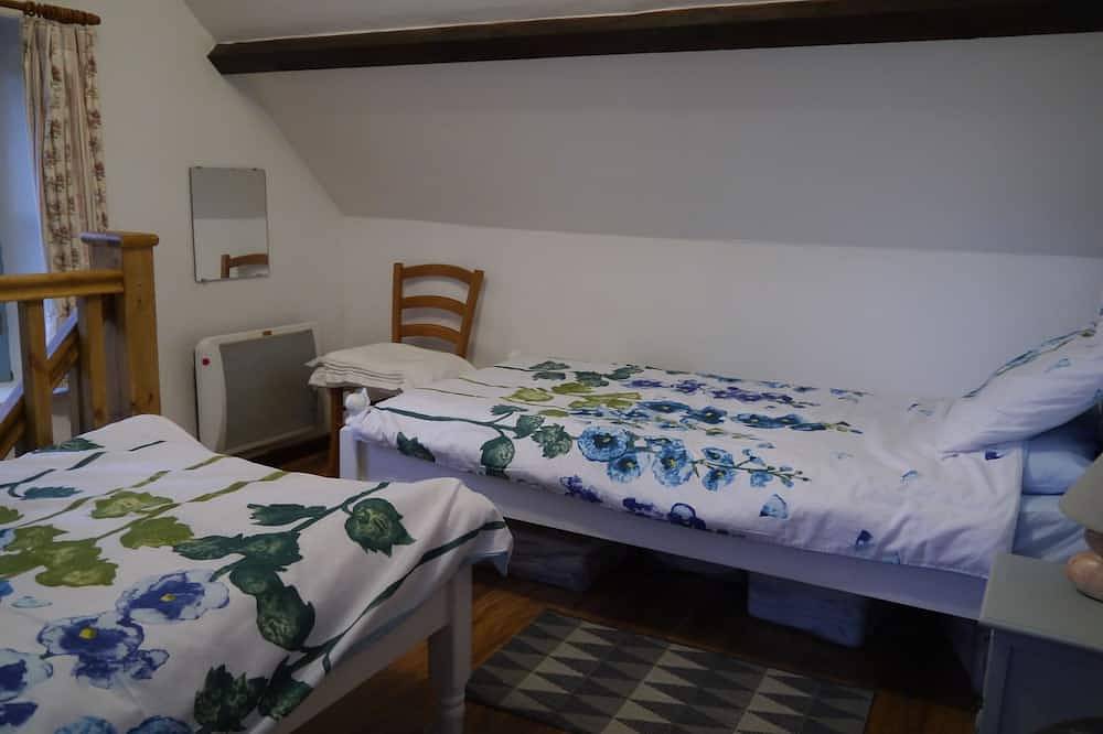 Lovely country cottage in its own peaceful orchard with stunning views in Brécey, Avranches region