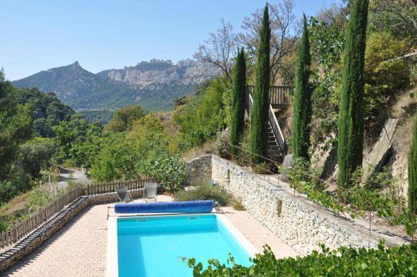 Location de vacances pour 8 personnes, avec Terrasse et Jardin ainsi que Piscine et Vue à La Roque-Alric