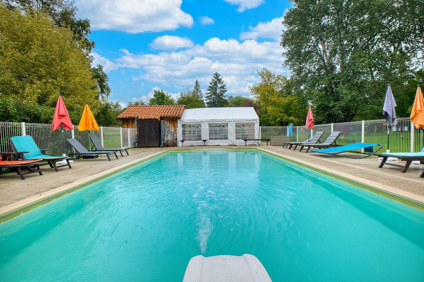 Gîte La Cascade - Domaine l'Étang des Mirandes con piscina condivisa in Varaignes, Parco naturale regionale di Périgord-Limousin