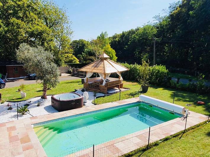 Villa pour 7 personnes, avec Jacuzzi et Terrasse ainsi que Jardin et Bassin pour enfant