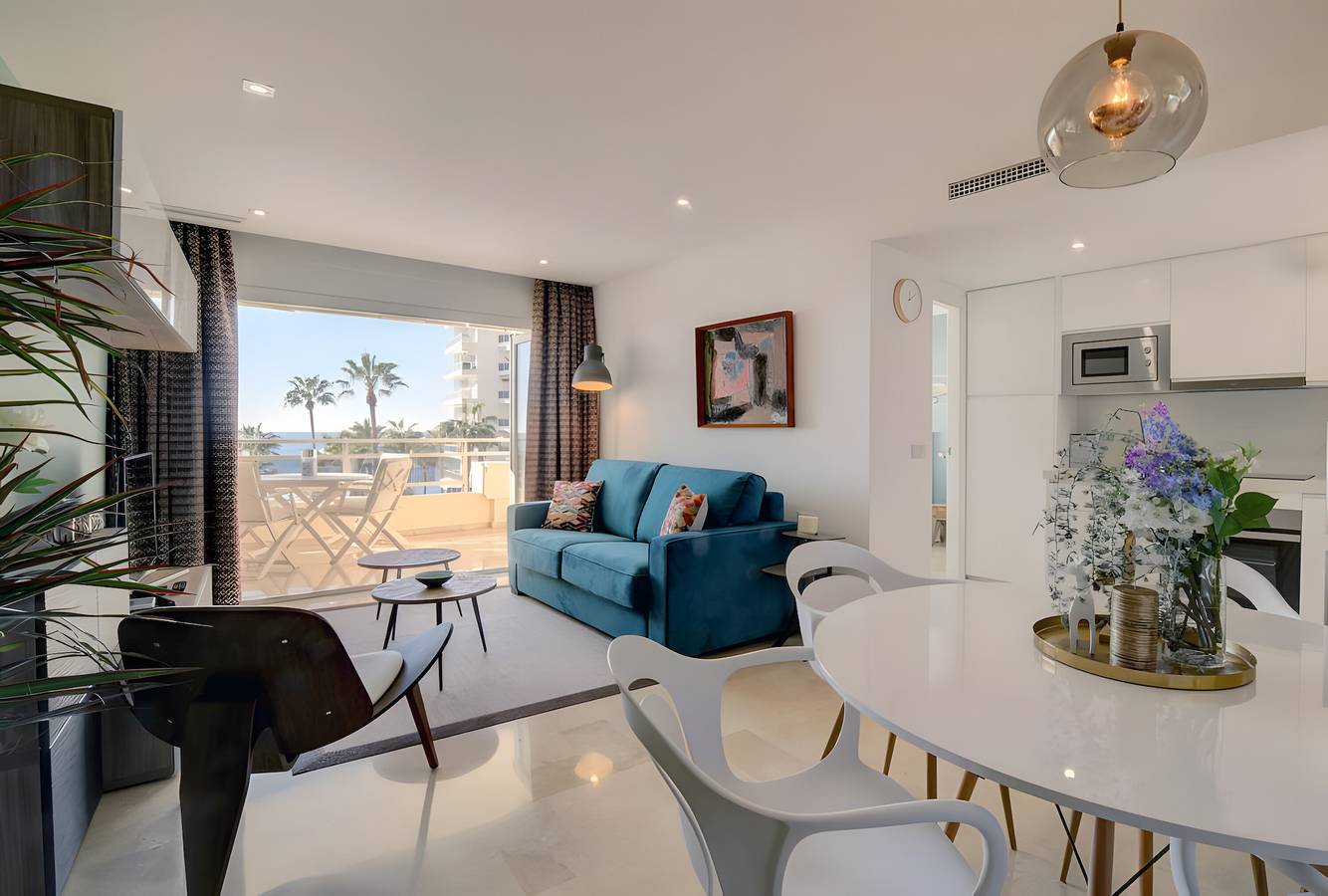 Apartamento entero, Apartamento 'Front Line Beach 2 Bedr' con vistas al mar, Wi-Fi y aire acondicionado in Playa de la Fontanilla, Marbella