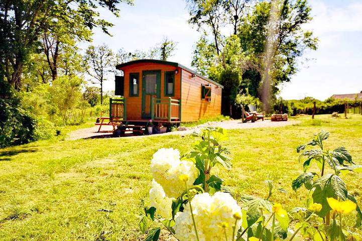 Gîte pour 4 personnes, avec terrasse et jardin à Antully