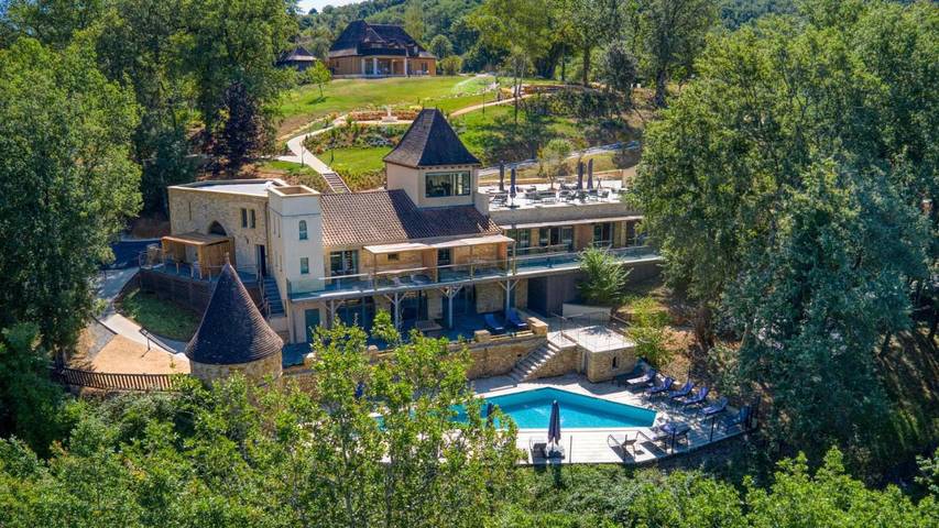 Hôtel pour 4 personnes, avec Terrasse et Jacuzzi ainsi que Jardin et Piscine à Domme