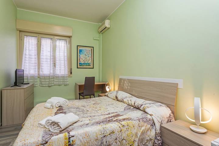 Camera 'Seasidecity - Matrimoniale Verde' con terrazza condivisa, Wi-Fi e aria condizionata in Catania, Catania e dintorni