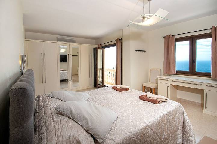 Villa moderne de luxe avec vue spectaculaire sur la mer, piscine privée et jacuzzi in La Herradura, Almuñecar