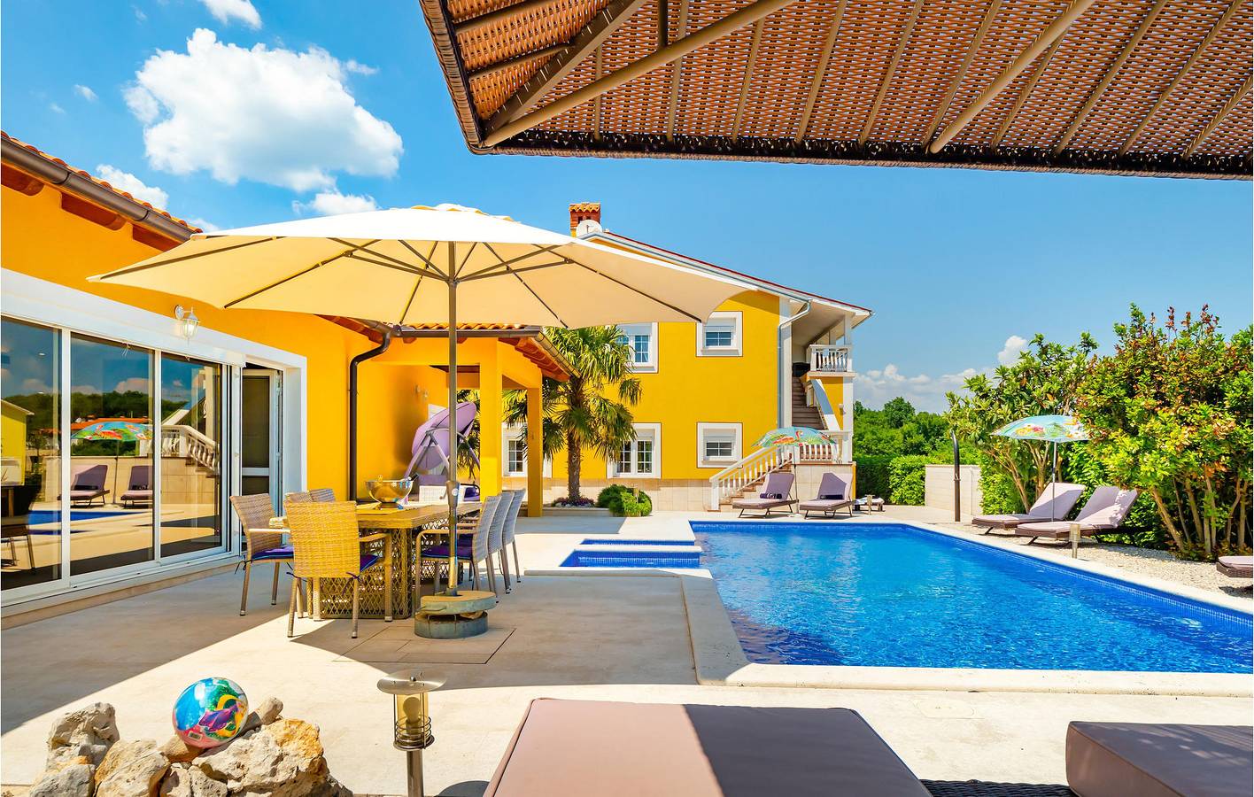Appartement de vacances entier, Appartement confortable avec piscine, terrasse et Wi-Fi près du centre-ville de Raša in Vinez, Côte Est de l'Istrie