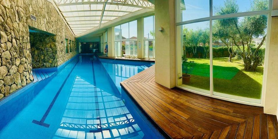 Casa rural para 23 personas, con Balcón y Jacuzzi además de Terraza y Jardín en Sotillo de las Palomas