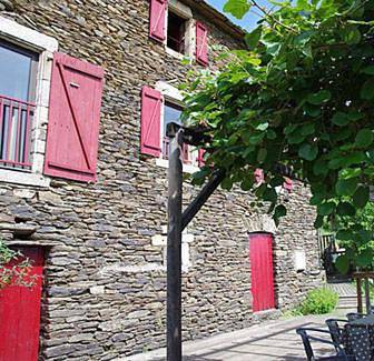 Location de vacances pour 22 personnes, avec vue ainsi que terrasse et piscine à Saint-André-Lachamp - 3