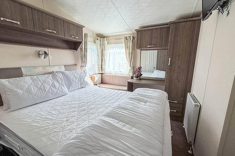 Homely caravan with decking at Manor Park, Hunstanton in Hunstanton, Norfolk Coast