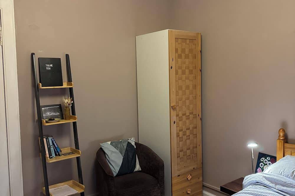 Entire apartment, Central Room in Historic Tenement Near Old Town in Edinburgh, Edinburgh and Lothian